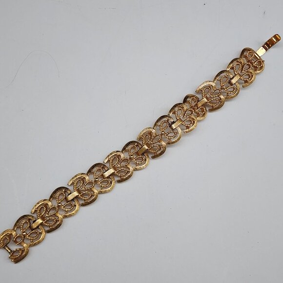 Vintage Signed Crown Trifari Victorian Style Panel Link Bracelet Textured 7" - Picture 8 of 14